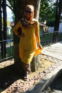 Geltona iranietiška suknelė ir skara