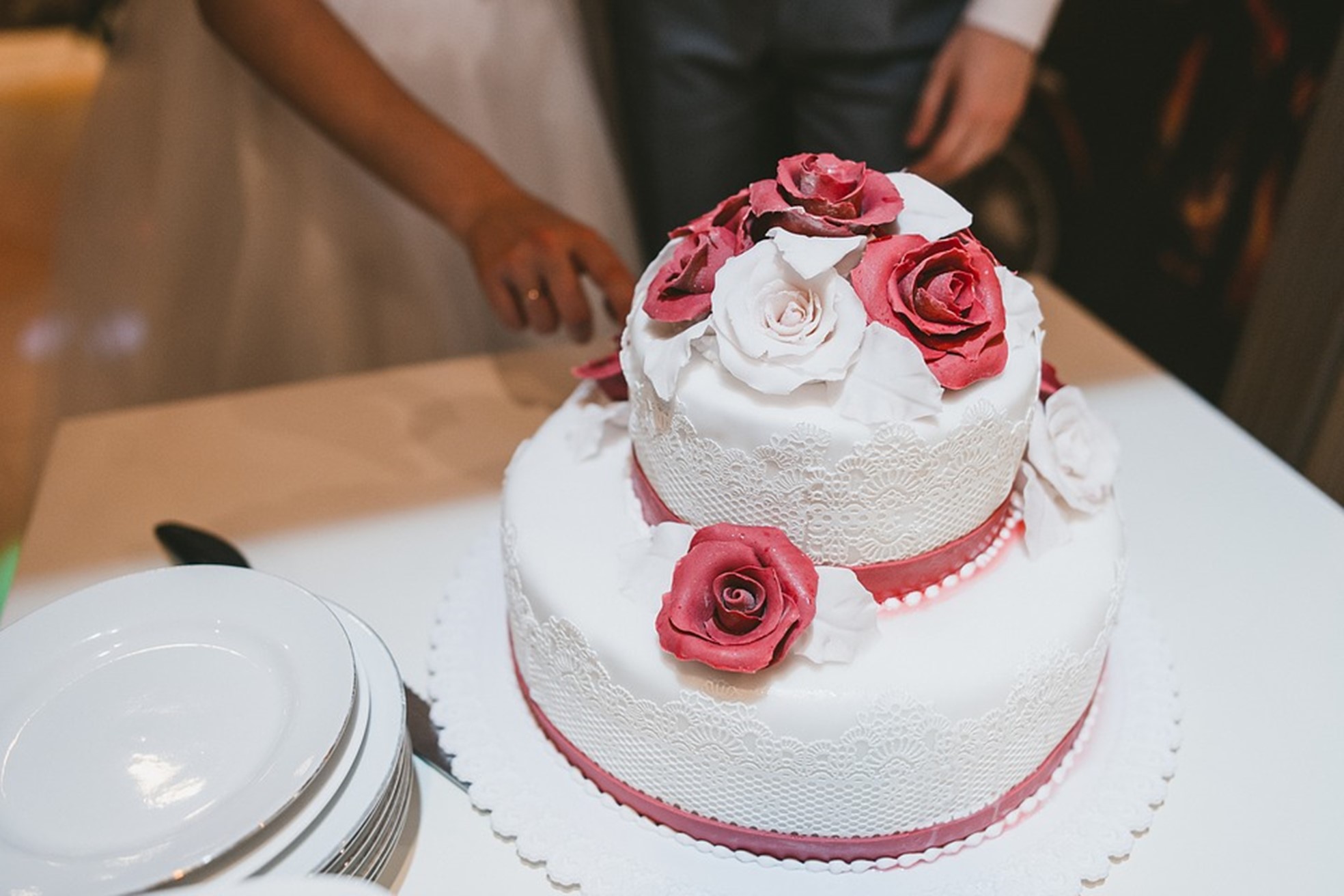Vestuvinis tortas – ne tik skanus, bet ir gražiai nufotografuojamas